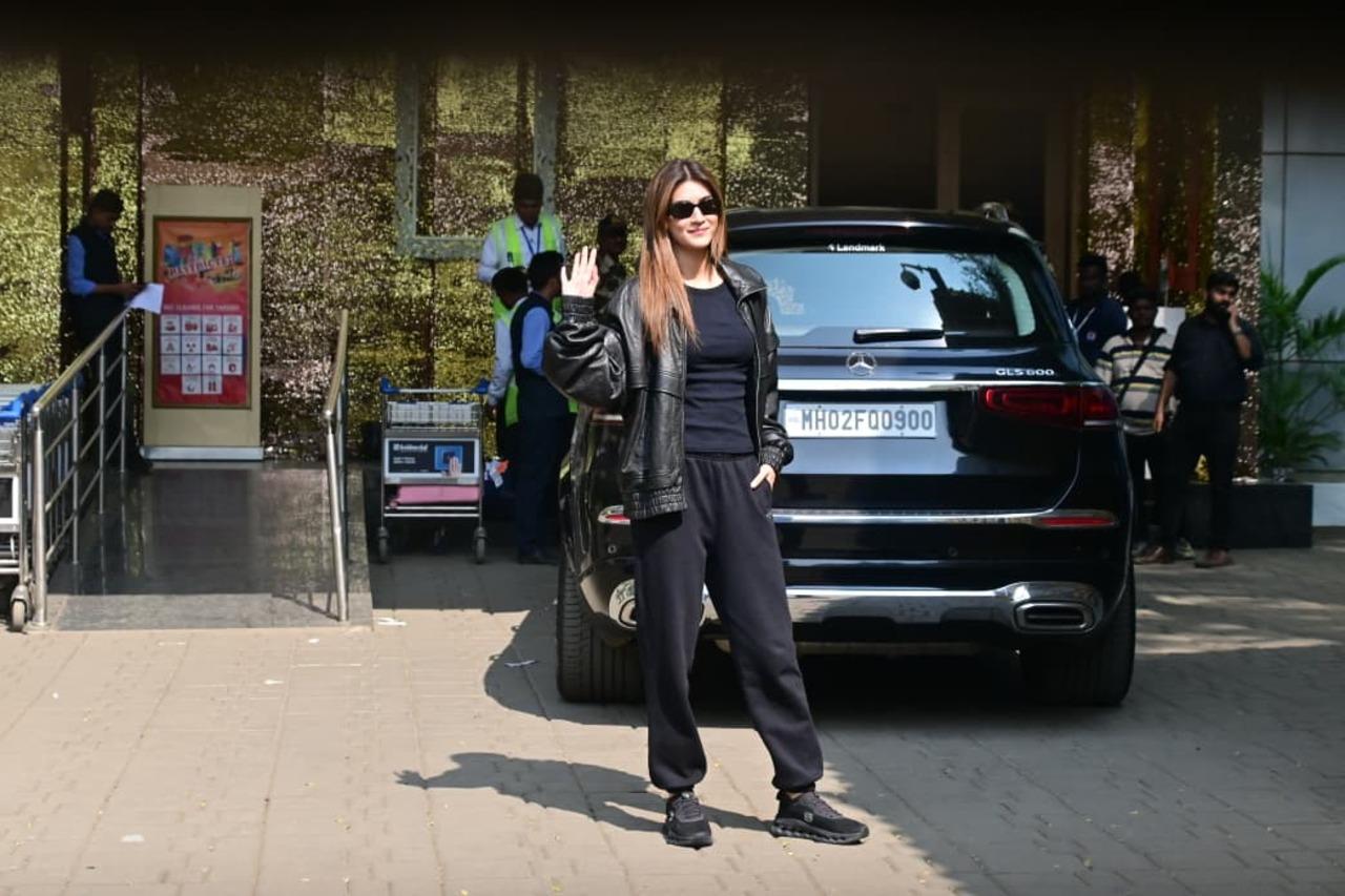 <p>Kriti Sanon was spotted at the private airport in Mumbai on Friday as she headed to Udaipur for billionaire Mantena Rama Raju`s daughter`s wedding</p>